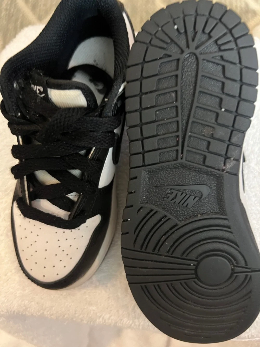 Nike Kids Black and White Low-Top Sneakers - Picture 4 of 8